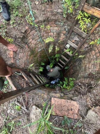 Policías sacaron a un perro que había caído en un profundo pozo